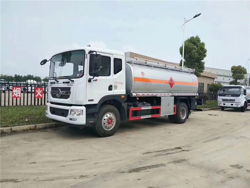廣西桂林李老板購買壹臺東風(fēng)D9加油車簽訂合同